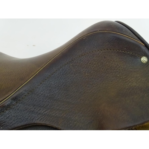 371 - A Lemetex brown leather horse riding / equestrian saddle. Approx. 17