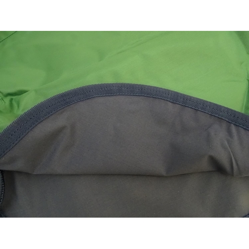 375 - A waterproof horse exercise sheet in green and navy, approx. 4'3