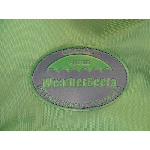 375 - A waterproof horse exercise sheet in green and navy, approx. 4'3