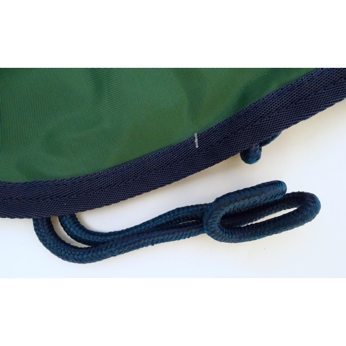 375 - A waterproof horse exercise sheet in green and navy, approx. 4'3