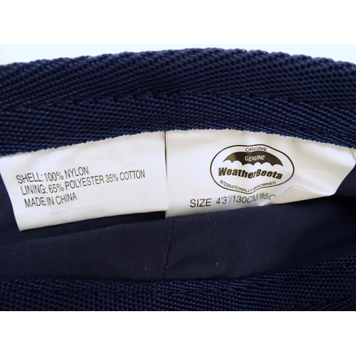 375 - A waterproof horse exercise sheet in green and navy, approx. 4'3