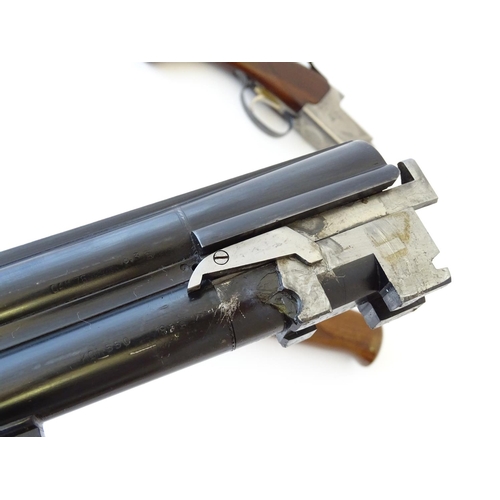 583 - Shotgun: a Bettinsoli 12 gauge over and under ejector shotgun, single selective trigger, walnut pist... 