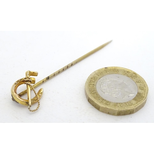 278 - A yellow metal stick pin surmounted by horseshoe with riding whip decoration 2