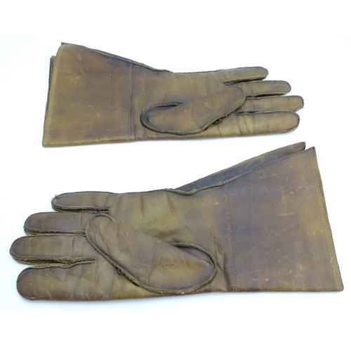 92 - A pair of early 20thC mens leather driving gloves. Approx. 13 1/2