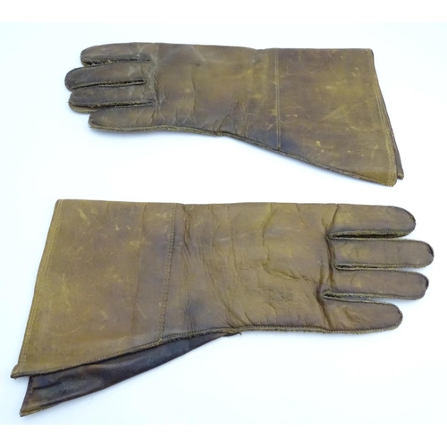 92 - A pair of early 20thC mens leather driving gloves. Approx. 13 1/2