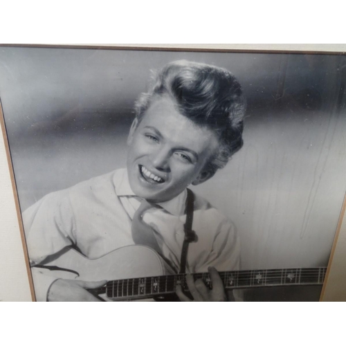 190 - Assorted pictures, framed photos, prints etc. To include, a framed original press photograph of Tomm... 