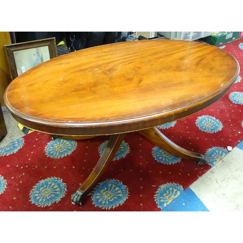212 - A 20thC mahogany oval occasional table. Approx. 48