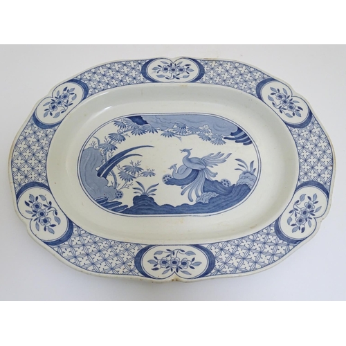 137 - A late 19th / early 20thC Old Chelsea pattern blue and white transfer printed meat plate. Makers mar... 