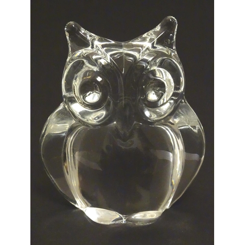 147 - A mid 20thC Daum lead crystal / glass owl figurine, 3 1/2