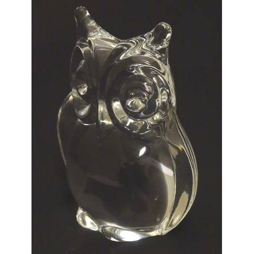 147 - A mid 20thC Daum lead crystal / glass owl figurine, 3 1/2