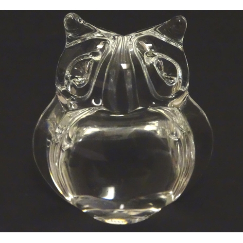 147 - A mid 20thC Daum lead crystal / glass owl figurine, 3 1/2