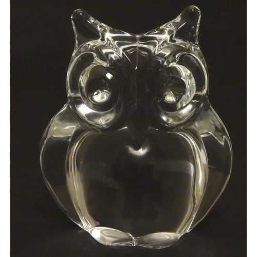 147 - A mid 20thC Daum lead crystal / glass owl figurine, 3 1/2