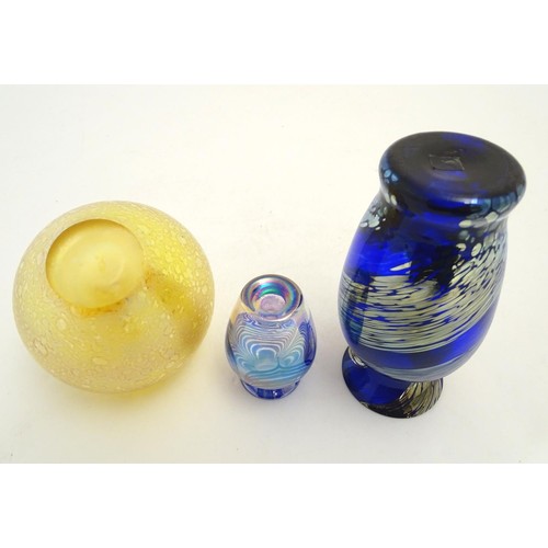 167 - Three items of art glass, comprising a paperweight formed as an apple, and two vases. The largest 5 ... 