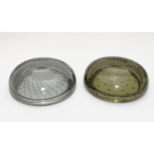 180 - Two mid 20thC art glass dishes / ashtrays in the manner of Whitefriars, each 5