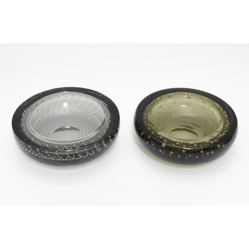 180 - Two mid 20thC art glass dishes / ashtrays in the manner of Whitefriars, each 5