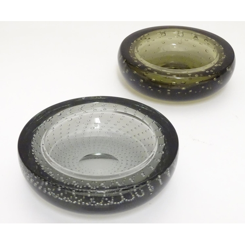 180 - Two mid 20thC art glass dishes / ashtrays in the manner of Whitefriars, each 5