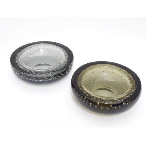 180 - Two mid 20thC art glass dishes / ashtrays in the manner of Whitefriars, each 5