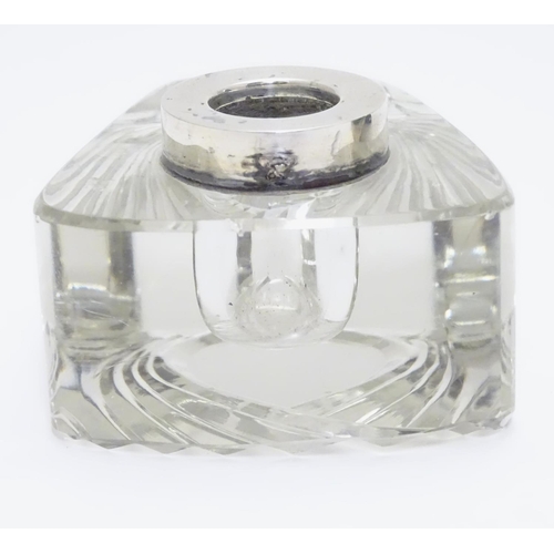 295 - A glass inkwell with silver mount hallmarked Chester 1903 maker George Nathan & Ridley Hayes. 3