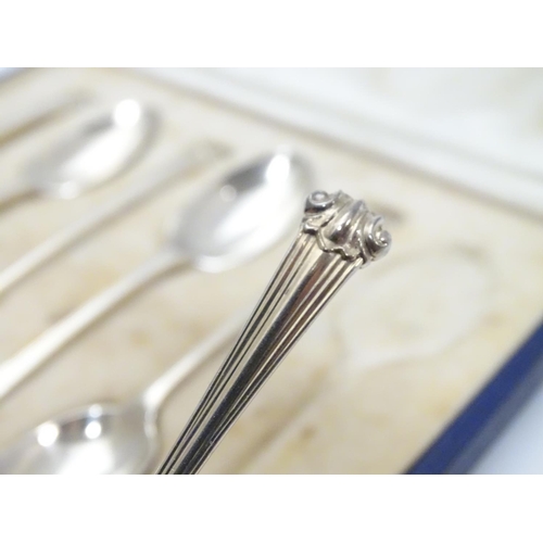 305 - A cased set of 6 silver teaspoons hallmarked Sheffield 1928 maker Mappin & Webb Ltd.