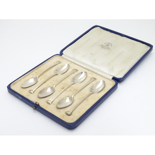 305 - A cased set of 6 silver teaspoons hallmarked Sheffield 1928 maker Mappin & Webb Ltd.