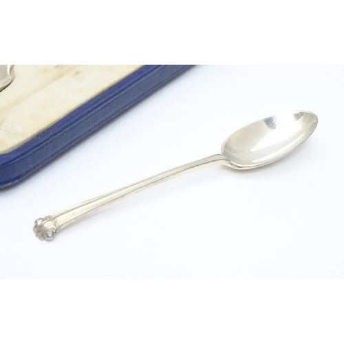 305 - A cased set of 6 silver teaspoons hallmarked Sheffield 1928 maker Mappin & Webb Ltd.