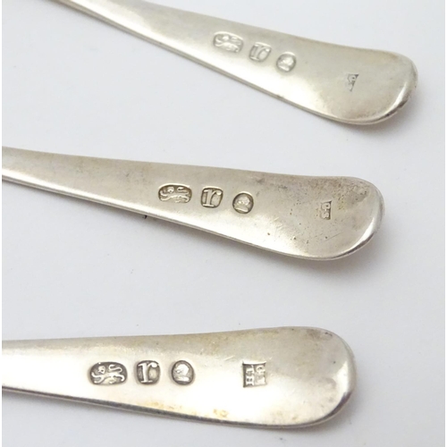 321 - A set of three William IV silver teaspoons with bright cut decoration to handles. Hallmarked 1832 ma... 