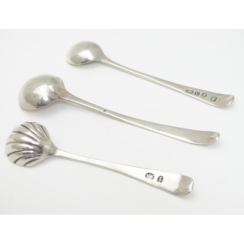 323 - Three various silver salt spoons, one hallmarked London 1800 maker Thomas Wallis together with 2 oth... 