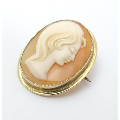 492 - A 9ct gold cameo brooch 1