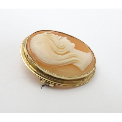 492 - A 9ct gold cameo brooch 1