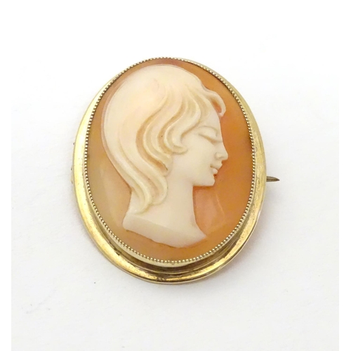 492 - A 9ct gold cameo brooch 1