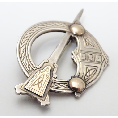 527 - An Irish silver Tara kilt-pin of Pseudo Penannular form with gilt detail. Hallmarked Dublin 1960 mak... 