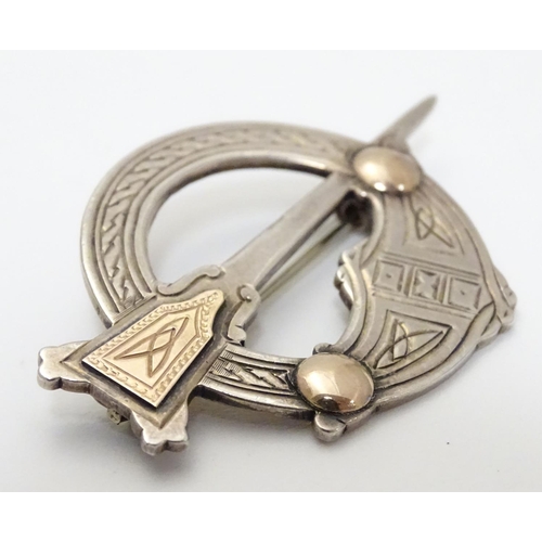 527 - An Irish silver Tara kilt-pin of Pseudo Penannular form with gilt detail. Hallmarked Dublin 1960 mak... 