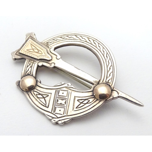 527 - An Irish silver Tara kilt-pin of Pseudo Penannular form with gilt detail. Hallmarked Dublin 1960 mak... 