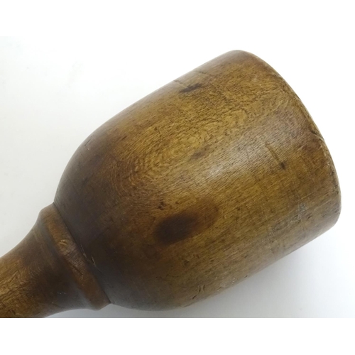 1002 - A 19thC treen turned wooden mallet with banded detail. Approx. 13