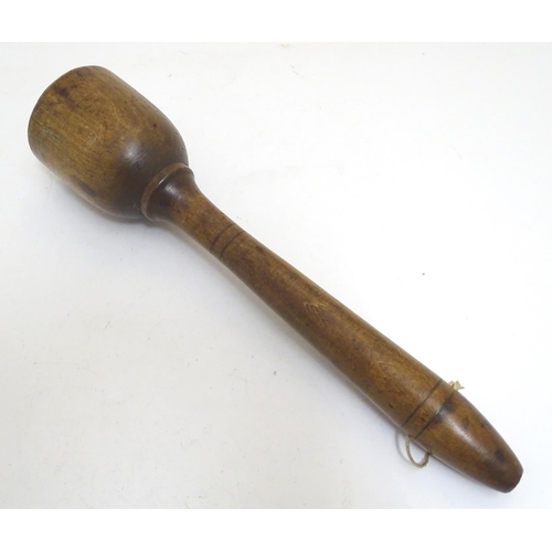 1002 - A 19thC treen turned wooden mallet with banded detail. Approx. 13