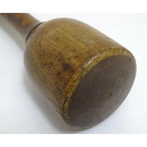 1002 - A 19thC treen turned wooden mallet with banded detail. Approx. 13