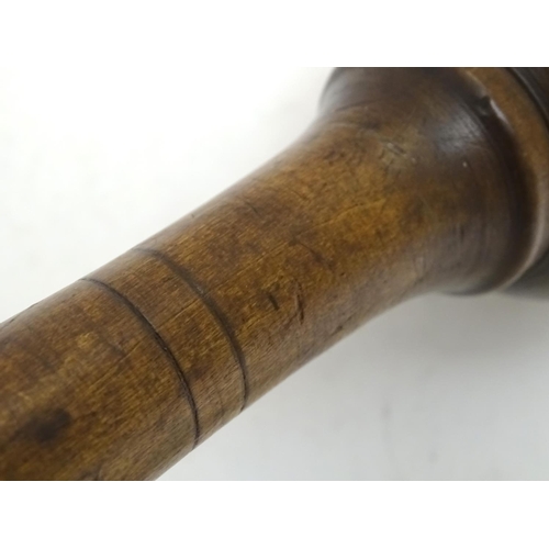 1002 - A 19thC treen turned wooden mallet with banded detail. Approx. 13