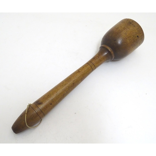 1002 - A 19thC treen turned wooden mallet with banded detail. Approx. 13