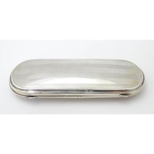 223 - A silver spectacle / glasses case with engine turned decoration. hallmarked Birmingham 1921 maker E ... 