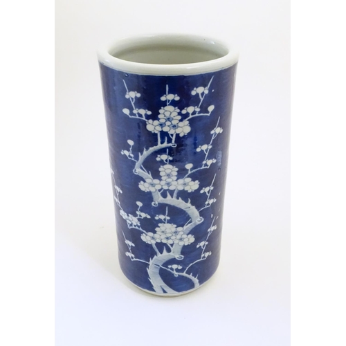 46 - A Chinese blue and white large vase / stick / umbrella stand with prunus blossom detail. Approx. 17 ... 