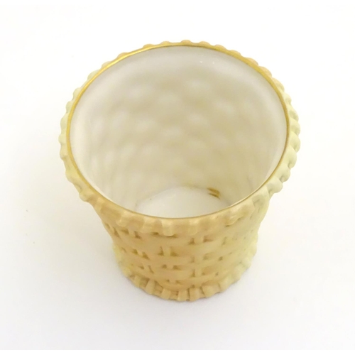 90 - A Royal Worcester blush pot / cachepot with basket weave detail. Marked under, numbered G857. Approx... 