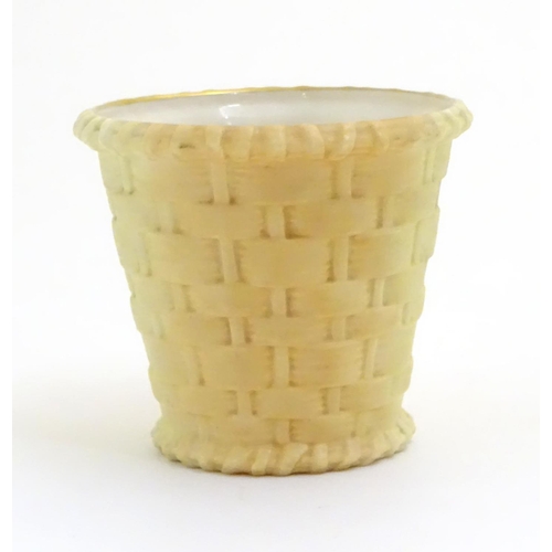 90 - A Royal Worcester blush pot / cachepot with basket weave detail. Marked under, numbered G857. Approx... 