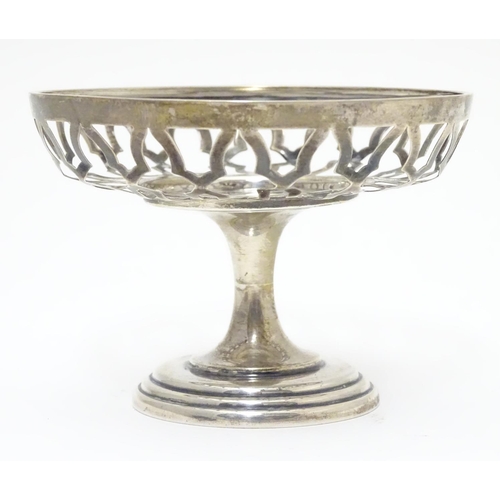 288 - A silver openwork pedestal bonbon dish on weighted base. Hallmarked Birmingham 1909 maker Elkington ... 