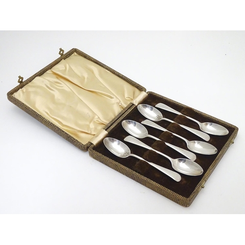 291 - A cased set of 6 silver teaspoons hallmarked London 1936 maker Josiah Williams & Co. Approx 4 3/4