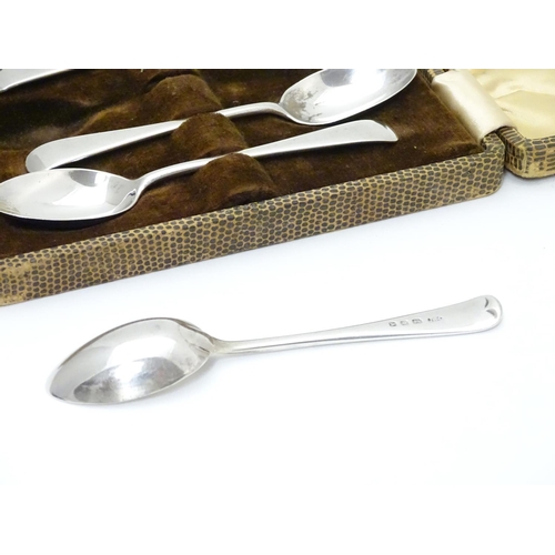 291 - A cased set of 6 silver teaspoons hallmarked London 1936 maker Josiah Williams & Co. Approx 4 3/4