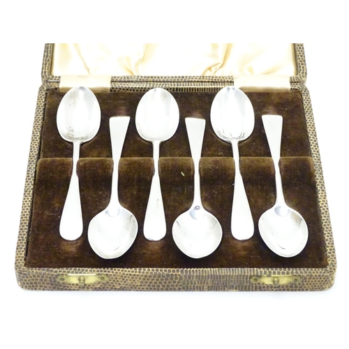 291 - A cased set of 6 silver teaspoons hallmarked London 1936 maker Josiah Williams & Co. Approx 4 3/4