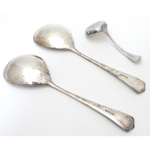 292 - A cased serving / Strawberry set , the servers with hammered decoration together with a sifter spoon... 