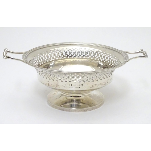 317 - A silver twin handled pedestal dish with pierced decoration. Hallmarked Birmingham 1946 maker Mappin... 