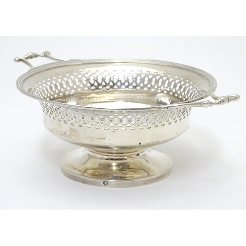 317 - A silver twin handled pedestal dish with pierced decoration. Hallmarked Birmingham 1946 maker Mappin... 