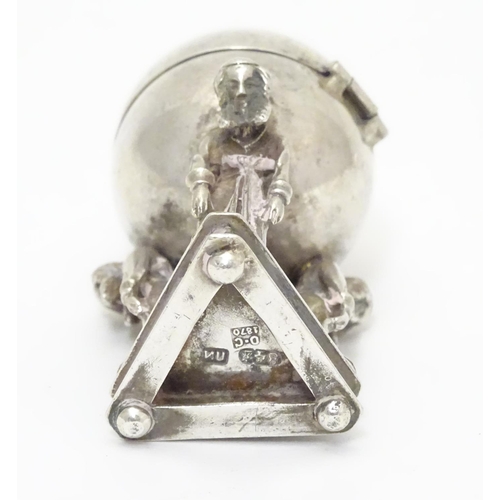 328 - A Russian silver Judaica besamim / balsaminka spice holder, the spice ball supported by three bowing... 